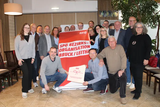Katharina Csida, Gerhard Razborcan, Herbert Frank, Jürgen Arbinger, Andreas Hammer, Petra Wagener, Mehmet Kabakci, Karin Baier, Thomas Graf, David Schwab, Henrik Scharf, Silvia Krispel, Rene Pfister, Ulrike Artner, Silvia Kumpan-Takacs, Stefan Matschnigg-Peer, Johann Alber, Ernst Wendl, Thomas Schwab, Edith Friedrich (vlnr). | Foto: SPÖ Bezirksorganisation