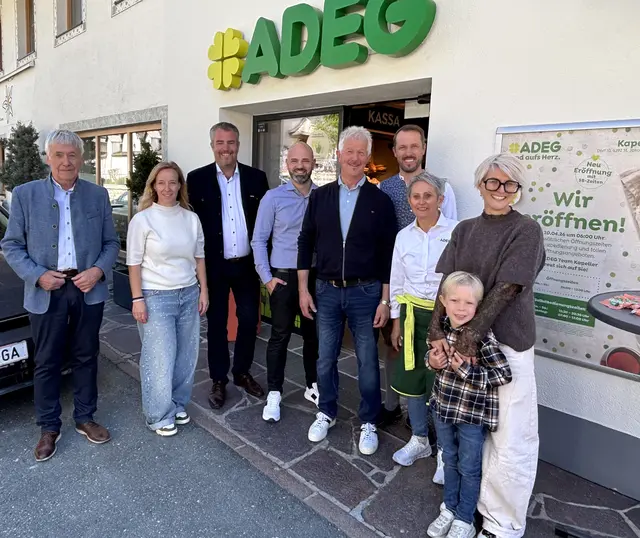 Familie Kapeller mit Bgm. Franz Wallner, WK-Obmann Hermann Huber und Lukas Oberneder (Adeg). | Foto: Klaus Kogler