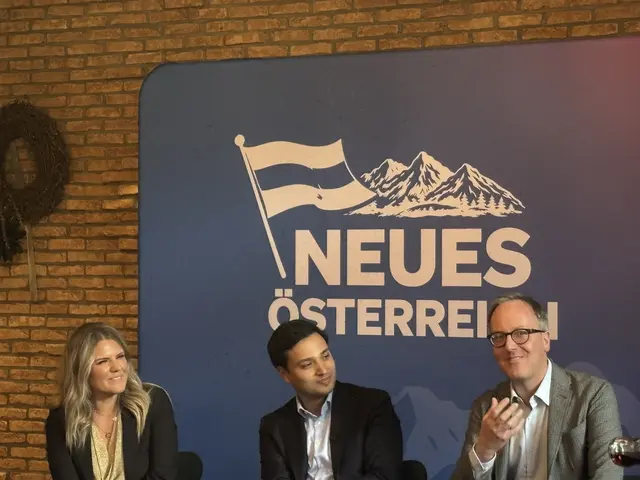NEOS-Klubobmann Yannick Shetty (Mitte) kam gemeinsam mit den Abgeordneten Lisa Aldali und Dominik Oberhofer (rechts). | Foto: Emanuel Hasenauer