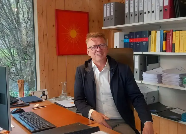 Johannes Pfeifenberger im Gespräch mit MeinBezirk über seine 25-jährige Amtszeit als Bezirksfeuerwehrkommandant und vieles mehr. | Foto: Melina Hammerle