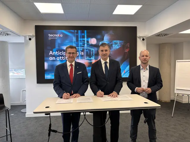 Bei Tecnalia, mit 1.500 Forschern das größte Zentrum für Forschung und Technologieentwicklung in Spanien mit Fokus auf Wasserstofftechnologien, Erneuerbare, intelligente Netze und nachhaltige Mobilität unterzeichneten Landesrat Markus Achleitner (l.) und der Geschäftsführer des Energieinstituts an der JKU Linz, Robert Tichler, eine Absichtserklärung für künftige Zusammenarbeit und den Austausch von Forschern. | Foto: MeinBezirk/Thomas Winkler