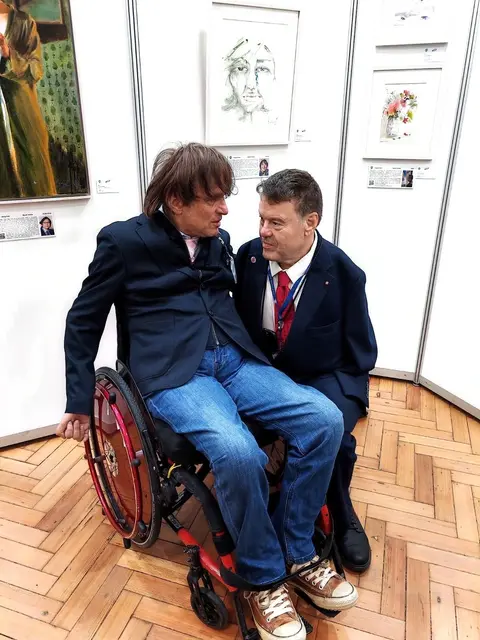 Mundmaler Paulus Ploier mit dem Präsidenten Tom Yendel aus GB