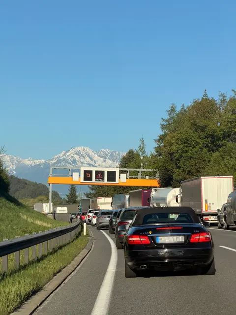 Kurz vor der Ausfahrt Hall-West. Innerhalb kürzester Zeit baute sich ein Stau mit über sieben Kilometer auf. | Foto: MeinBezirk