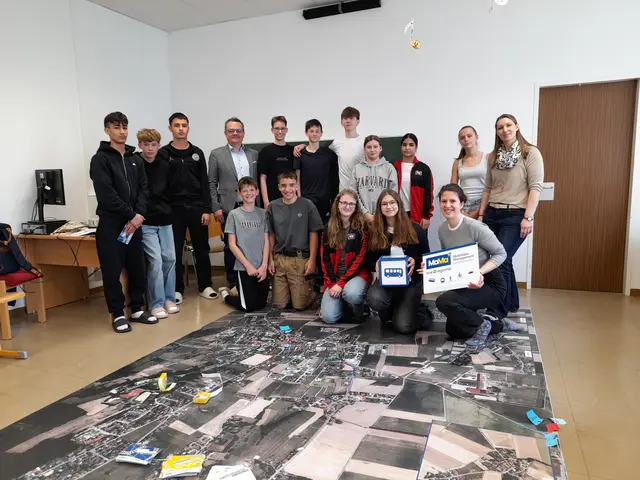 Schülerinnen und Schüler der vierten Klassen Mittelschule vor dem bearbeiteten Luftbild gemeinsam mit Bürgermeister Peter Hießberger, gfGR Birgit Hammerl und Mobilitätsmanagerin Luise Wolfrum  | Foto: NÖ Regional/Weber