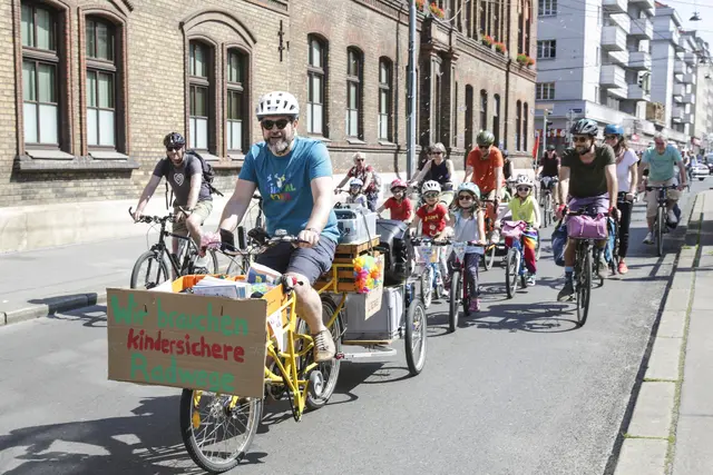 Gefordert werden autofreie Zonen vor Schulen und Kindergärten genauso wie ein durchgängiges Radwegnetz mit kindergerechten Kreuzungen. | Foto: Kidical Mass