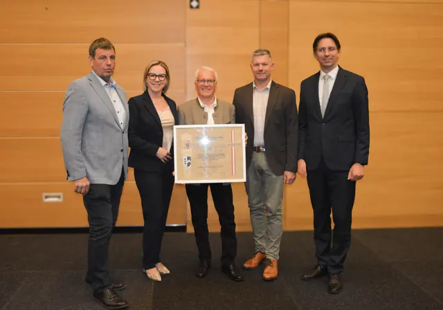 Gemeindekassier Ernst Holler, Bgm. Karin Stromberger, Altbürgermeister Franz Hierzer, Vizebgm. Wolfgang Prugmaier, NAbg. Joachim Schnabel (v.r.) | Foto: Gemeinde