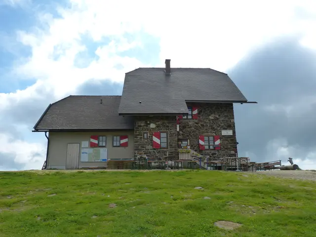 Wolfsberger Hütte: Petra und Roland Ertl eröffnen am 8. Mai die Saison auf der Saualpte. | Foto: Lepej