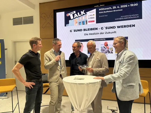Christian Schmid, Markus Gapp und Elvis Turner waren bei Reinhold Klika und Josef Knauseder zu Gast (v. l. n. r.). | Foto: MeinBezirk/Anja Kern