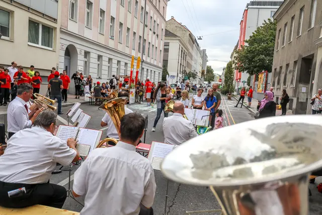 Bei den Planungsarbeiten wurde gefeiert und bald werden Musikinstrumente und Festtische wieder hervorgeholt: Das Eröffnungsfest im Supergrätzl steht bevor. | Foto: Christian Fürthner