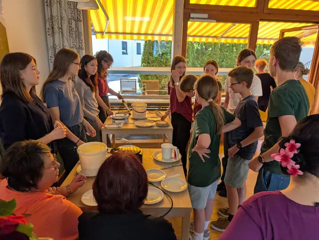 Die Jugendrotkreuzgruppe des BRG Reutte organisierte einen Waffelnachmittag im Seniorenzentrum Haus zum Guten Hirten. | Foto: REA FWZ