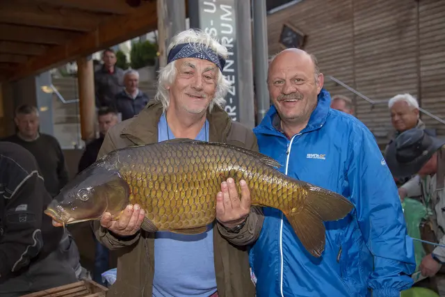 Fischer mit einem Fang aus dem Weißensee beim Angeln um die Goldforelle im Jahr 2018 | Foto: Weissensee Information