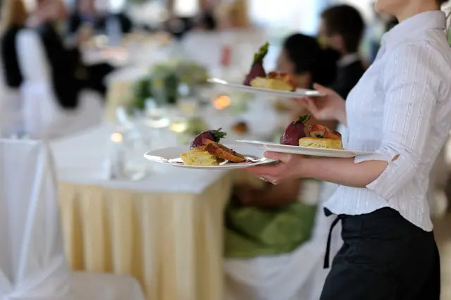 Auch in den Dienstleistungsbereichen zeigte sich ein gemischtes Bild. Während Teile der Dienstleistungen zulegten, entwickelte sich etwa der Bereich Beherbergung und Gastronomie schwächer. (Symbolbild) | Foto: MNStudio/Smarterpix
