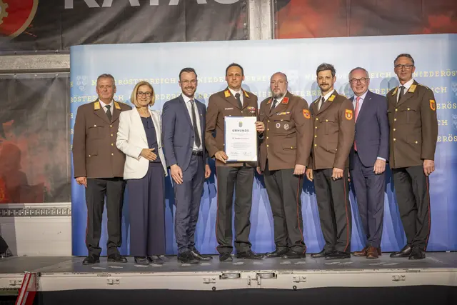 Übergabe der Urkunde: Dietmar Fahrafellner, Johanna Mikl-Leitner, Franz Schwabl, Christoph Charvat, Andreas Walter, Harald Pristou, Stephan Pernkopf und Martin Boyer. | Foto: www.ff-baden-leesdorf.at