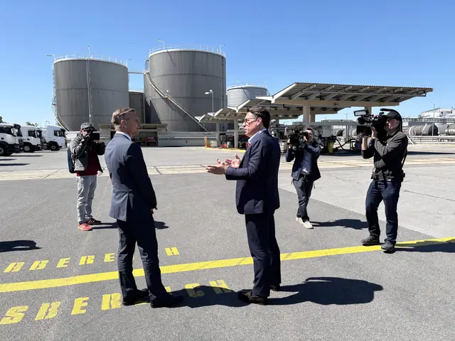 Mitten in den Regierungsverhandlungen zur Spritpreisbremse hat sich Wirtschafts- und Energieminister Wolfgang Hattmannsdorfer (ÖVP) die Lage der Versorgung im Ölhafen Lobau angeschaut.  | Foto: Antonio Šećerović/MeinBezirk