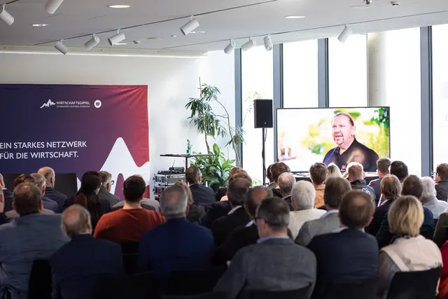 Der Wirtschaftsgipfel Oststeiermark bot nach den Diskussionsrunden viel Platz zum gemeinsamen Networken. | Foto: Wirtschaftsbund Steiermark