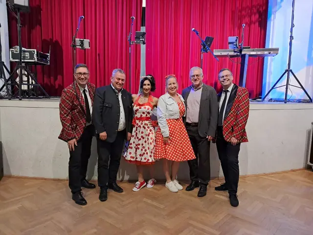 Bürgermeister Bernhard Karnthaler (2.v.l.), Kulturzuständiger Martin Karnthaler (5.v.l.) mit der Band Dolce Vita. | Foto: Binder