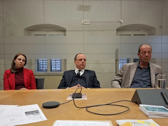 Mit politischen Kräften in der Diskussion, von links: Katharina Schellnegger, Christoph Stark und Robert Schmierdorfer.