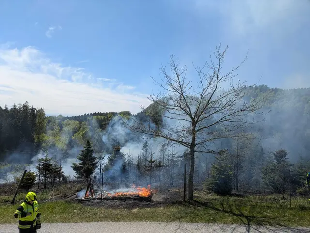 Durch das koordinierte Vorgehen der zahlreichen Einsatzkräfte konnte der Brand unter Kontrolle gebracht werden.  | Foto: FOTOKERSCHI/FEUERWEHR PEHIGEN