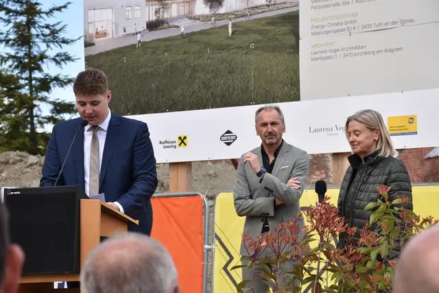 Eva Balcar (Raiffeisen Leasing GmbH) und Martin Diesner (Firma Swietelsky) erklären die Vorteile eines Totalunternehmens und die Finanzierung. | Foto: Alexandra Goll