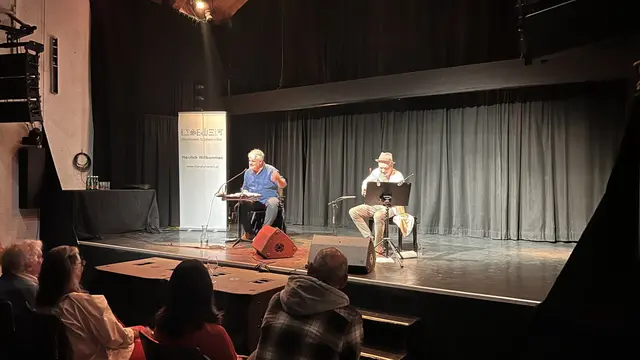 Raoul Schrott begeisterte mit seinen Gedanken zum Zeitgeist. Musikalisch grandios begleitet von Wolfgang Muthspiel. | Foto: Literaturverein/Monitzer