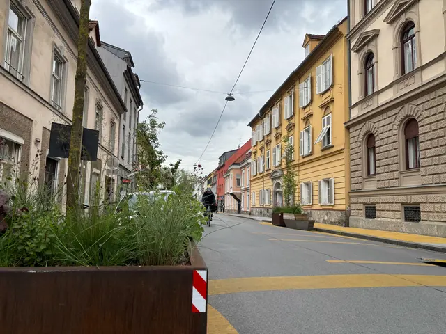 Ein Radfahrer in der Zinzendorfgasse. 