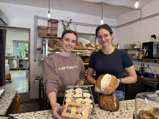 Konditormeisterin Lucie Miskovska (l.) und Bäckermeisterin Veronika Dörfler produzieren im Hefehaus in Feldkirchen.