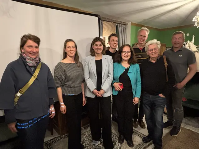 Beim vierten Tullnerbach Talk der Grünen: Katja Bohländer (Radlobby Pressbaum), Magdalena Hinterreitner-Ecker, Elisabeth Götze, Frank Maarten Geertsma, Ingrid Burtscher, Lukas Haselböck, Rudolf Mlinar, Johannes Horacek | Foto: Lauren Fahrenberger / MeinBezirk