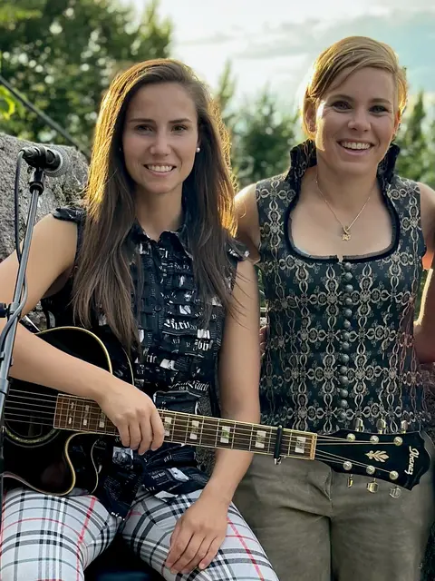 Chrissi Neubauer und Nici Schmidhofer stehen nebeneinander. 