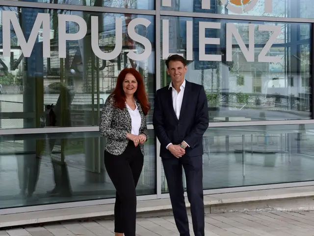 Landesrätin Cornelia Hagele mit Hansjörg Jaufenthaler, Standortleiter des MCI Campus Lienz  | Foto: Land Tirol