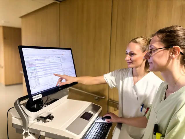 Pflegefachkräfte mit Computerbildschirm