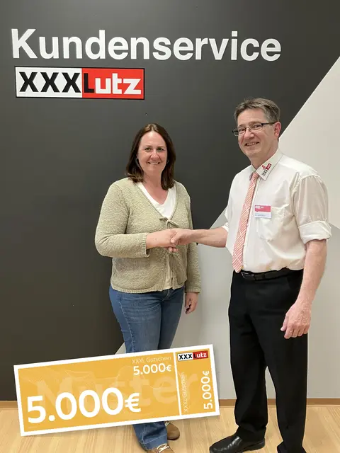 XXXLutz Zwettl Hausleiter Helmut Balcarek übergibt der glücklichen Gewinnerin Alexandra Römer ihren XXXL Warengutschein im Wert von € 5.000,- | Foto: XXXLutz