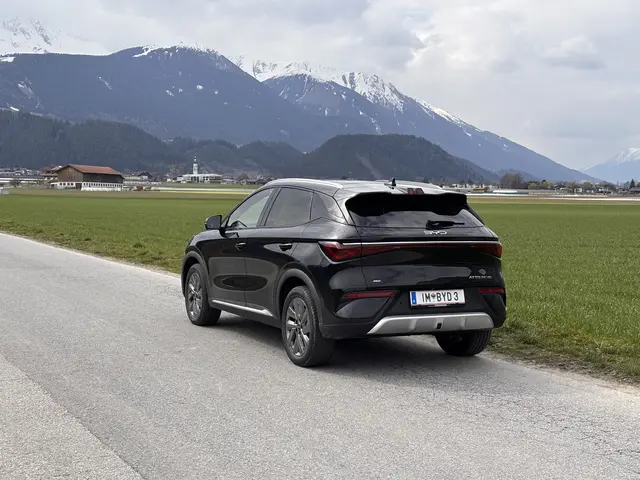 Der kompakte Elektro-SUV überzeugt sowohl im Stadtverkehr als auch auf der Langstrecke und macht auf Passstraßen so richtig Spaß.  | Foto: Karl Künstner