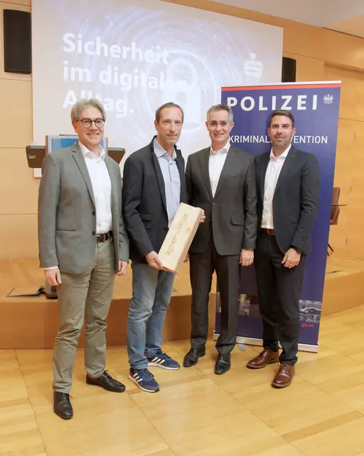 Kremser Bank klärt mit Polizei über Cybercrime auf