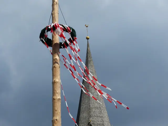 Der Maibaum wird traditionell in der Walpurgisnacht gefällt und am 1. Mai aufgestellt.  | Foto: pixabay / alsen