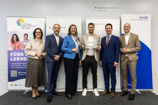 Brigitte Schuckert (Bildungsdirektion NÖ), Geschäftsführender Vorstand der Stiftung für Wirtschaftsbildung Matthias Reisinger, Staatssekretärin Barbara Eibinger-Miedl, Schulleiter-Stv. Daniel Pescher, Bundesminister für Bildung Christoph Wiederkehr und Direktor der Österreichischen Nationalbank Josef Meichenitsch | Foto: BKA/Tarek Wilde