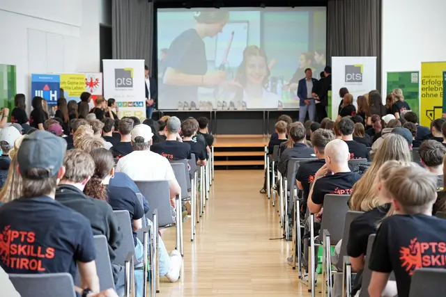 Insgesamt 150 Jugendliche aus ganz Tirol traten bei den „PTS Skills Tirol“ 2026 an. 17 von ihnen vertreten Tirol bei den Bundeswettbewerben. | Foto: Land Tirol/Schallhart