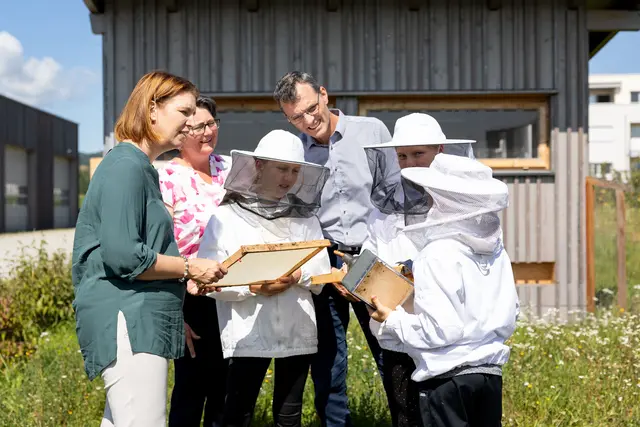 An sechs Landwirtschaftlichen Fach- und Berufsschulen in Oberösterreich finden 2026 Genusscamps statt. Die Themen reichen von Honig über Beeren bis hin zu Partysnacks.  | Foto: Land OÖ/Margot Haag