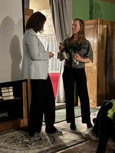 Magdalena Hinterreitner-Ecker bedankt sich mit einem Rosenstock und Rotwein bei Elisabeth Götze für den Vortrag. | Foto: Lauren Fahrenberger / MeinBezirk
