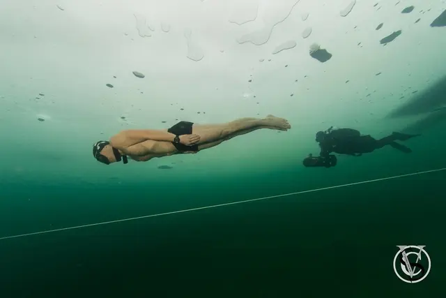 Weltrekord-Apnoetaucher Peter Colat ohne Flossen und ohne Anzug im zwei Grad kalten Wasser des Weißensees | Foto: KK/Vollmar