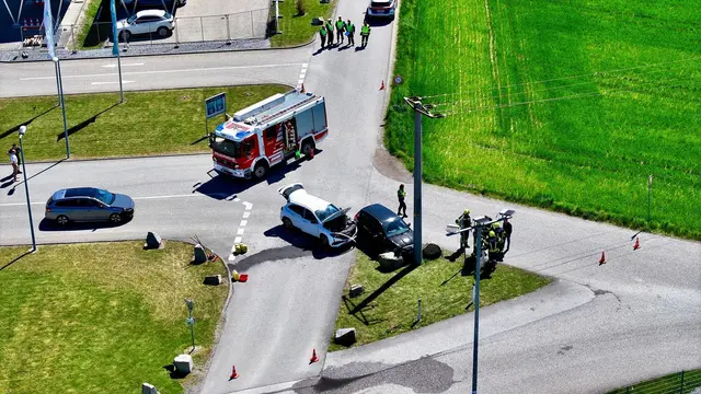 Durch die Kollision prallte eines der Fahrzeuge gegen einen Strommasten. | Foto: Doms