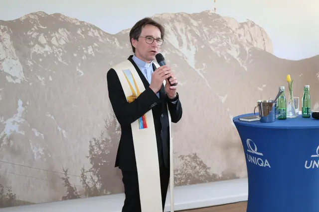 Stadtpfarrer Richard Pirker war für die Segnung zuständig. | Foto: MeinBezirk/Chiara Kresse