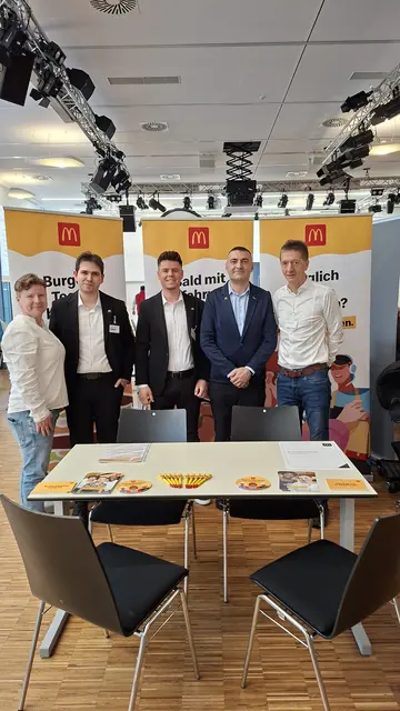 Susanne Kummerer (AMS), Leiter Stockerau Stevo PASAJLIC, Leiter Tulln Faton ISMAILI, Geschäftsführer Ugur Ok (alle McDonalds), Hans Schultheis (AMS). | Foto: AMS