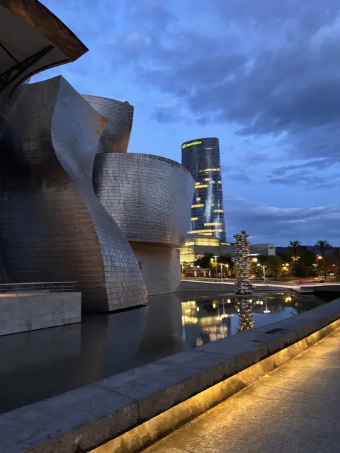 Das berühmte Guggenheim-Museum mit der Iberdrola-Firmenzentrale im Hintergrund. Der Energiekonzern mit Sitz in Bilbao ist siebtgrößter Stromproduzent in Europa und zählt dank des starken Ausbaus Erneuerbarer auf 80 Prozent emissionsfreie installierte Leistung zu den saubersten Energieversorgern der Welt.  | Foto: MeinBezirk/Thomas Winkler