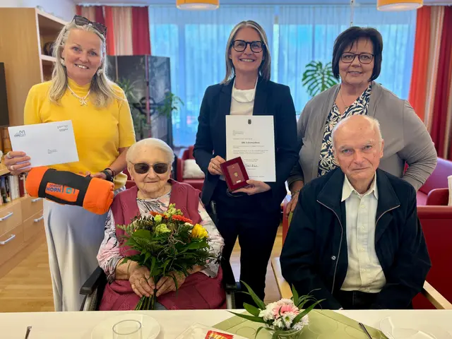 Unter den Gratulanten befanden sich Stadträtin Maria van Dyck sowie Bezirkshauptmann-Stellvertreterin Barbara Stöger. | Foto: Markus Kahrer