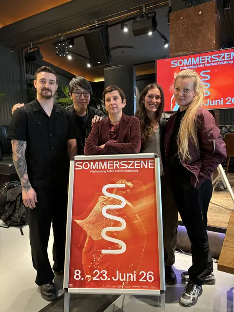 Angela Glechner (Mitte) und die Künstlerinnen und Künstler freuen sich auf ein buntes "Tanz-Potpourri" bei der Sommerszene. | Foto: Lisa Gold