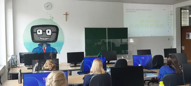 In mehreren Fachvorträgen berichteten bekannte Unternehmen aus der Praxis. Die Schülerinnen waren sehr interessiert. | Foto: Elisabethinum