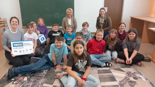 Kinder der vierten Klasse Volksschule Wölbling beim Schulworkshop mit v.l.n.r. Mobilitätsmanagerin Luise Wolfrum, Direktorin Ursula Wimmer und gfGR Birgit Hammerl | Foto: NÖ.Regional/Weber