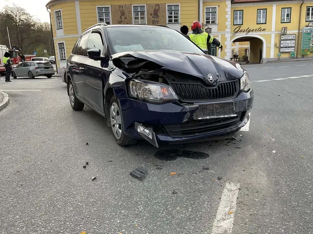 Der PKW wurde um Frontbereich schwer beschädigt. | Foto: FF Raabs