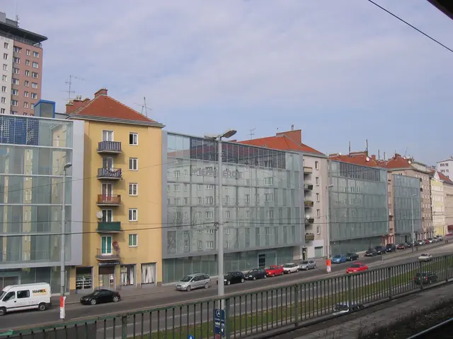 Um den Gemeindebau vor Lärm zu schützen, wurde ein Schallwand errichtet – die zum damaligen Zeitpunkt höchste in Wien. | Foto: Hjanko/Wikipedia
