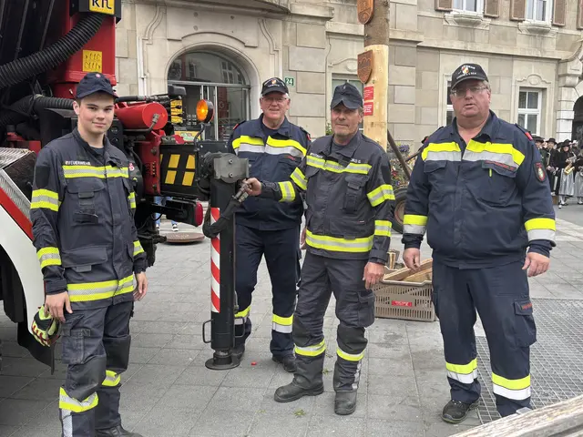 Mit vereinten Kräften der Stadtfeuerwehr und der FF Kaindorf wurde der Maibaum vor dem Rathaus aufgestellt. | Foto: MeinBezirk/Waltraud Fischer